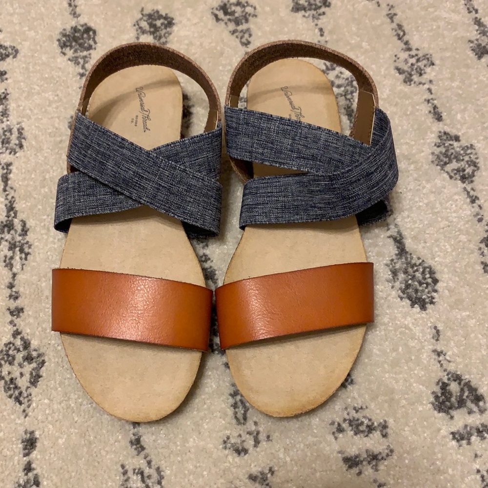 New never worn Universal Thread Sandals
